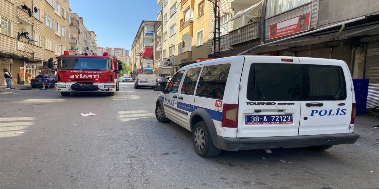 Kayseri'nin merkez Melikgazi ilçesinde 4 katlı binanın 1. katında çıkan yangın hasara yol açtı.