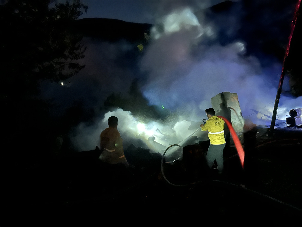 Gölyaka’da çıkan yangında ahşap ev kullanılamaz hale geldi