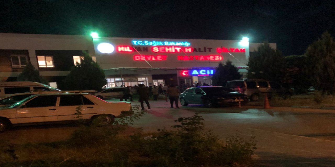 Şanlıurfa'nın Hilvan ilçesinde iki grup arasında çıkan silahlı kavga sonucu 7 kişi hastaneye kaldırıldı.