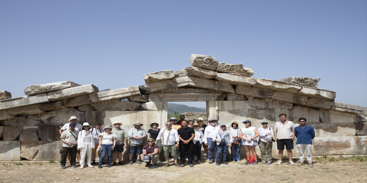 Farklı ülkelerden arkeologlar, Aydın'ın Germencik ilçesindeki Magnesia Antik Kenti'nde incelemede bulundu.