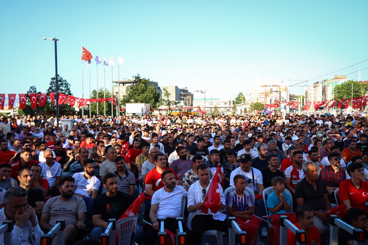 Bursalılar Milli Maçı dev ekranlardan izlediler