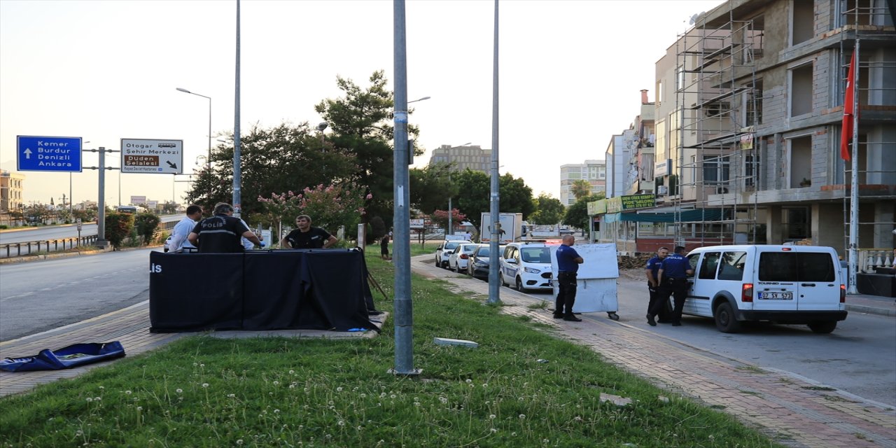 Antalya'nın Kepez ilçesinde bir kişi bankta ölü bulundu.