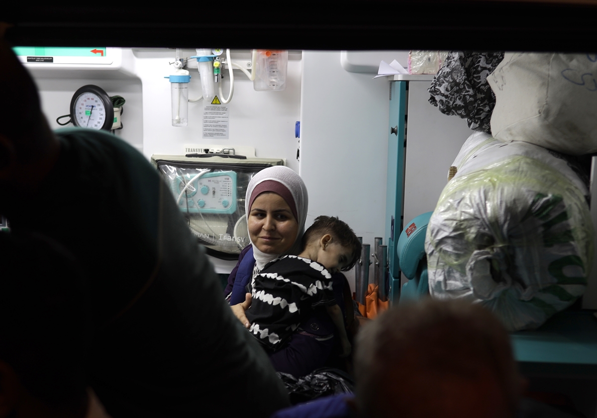 DSÖ, ülke dışında tedavi olmaları gereken durumu kritik 6 çocuğu Gazze'nin güneyine nakletti