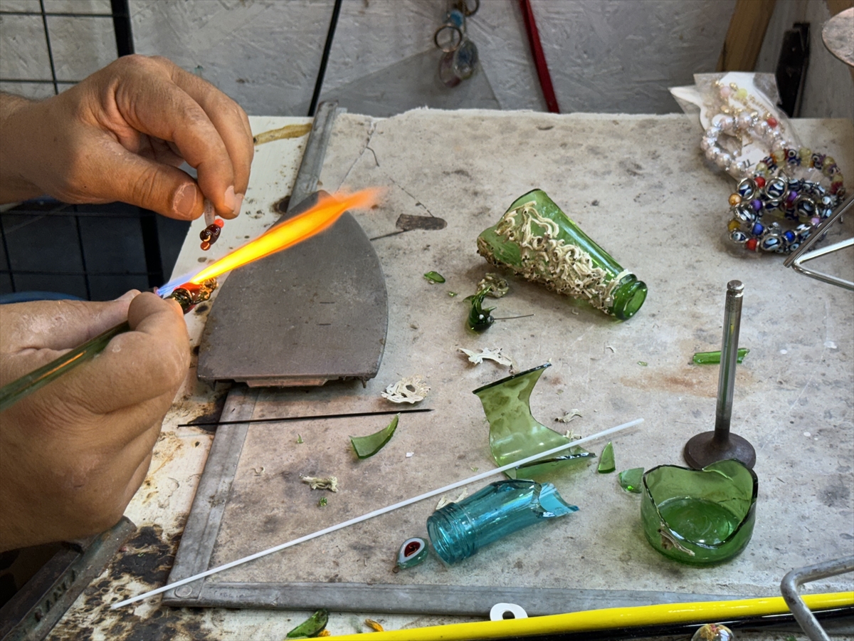 Atık cam, ustasının elinde süs eşyasına dönüşüyor