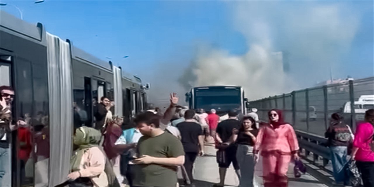 Esenyurt'ta seyir halindeki metrobüste çıkan yangın söndürülürken, seferler bir süre aksadı.
