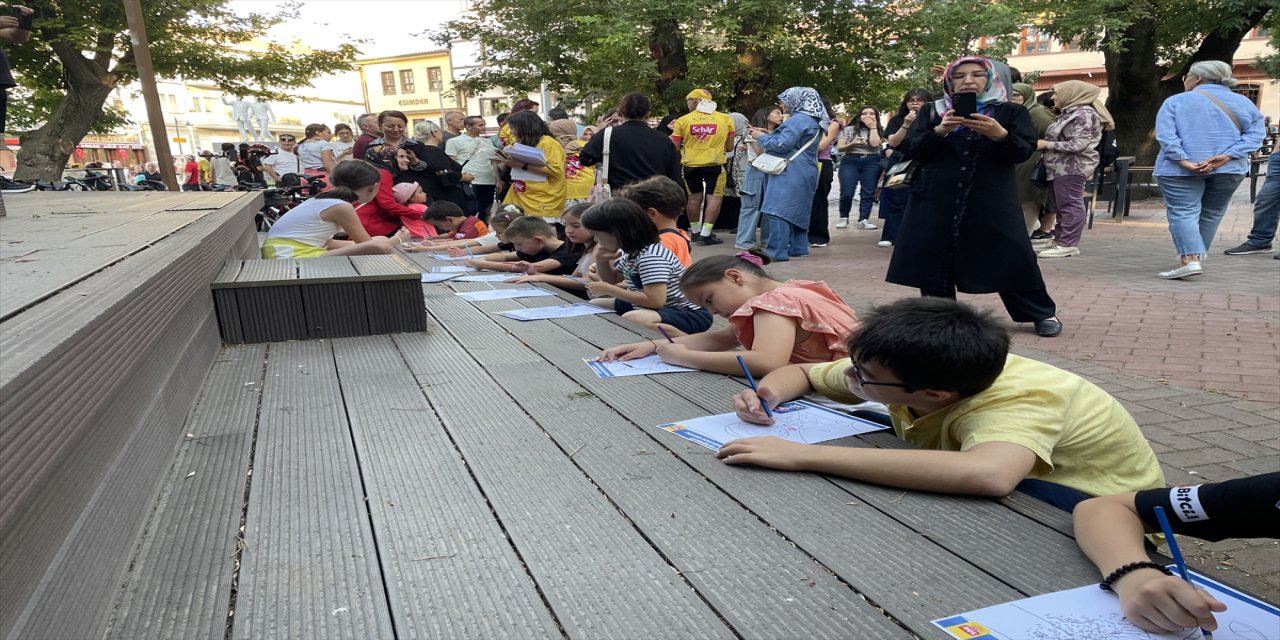 "Bizim için pedal çeviriyorlar. Yollardaki sesimiz oluyorlar."