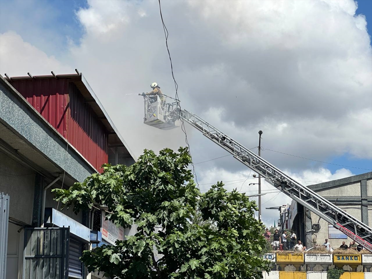 Sultangazi'de oto sanayi sitesindeki iş yerinde çıkan yangın söndürüldü