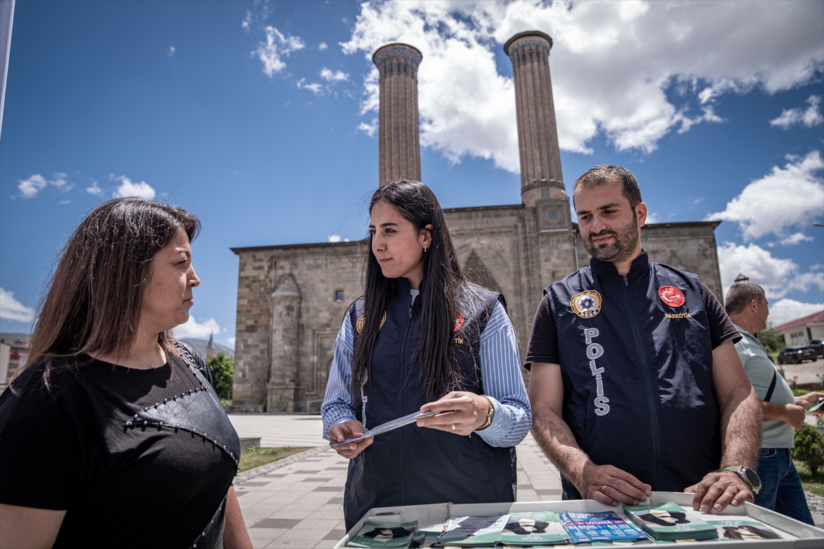 Erzurum'da polisten "Uyuşturucuyla Mücadele Günü"nde toplumsal farkındalık çalışması