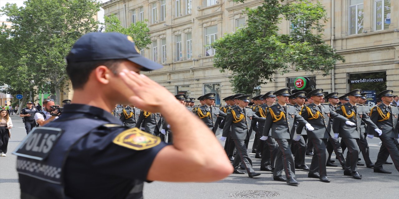 Azerbaycan'da Silahlı Kuvvetler Günü ve ordunun 106. kuruluş yılı dolayısıyla geçit resmi yapıldı.