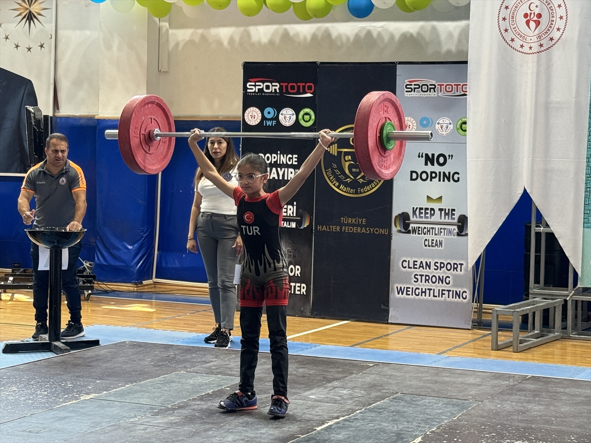 Gerede'de Minikler ve 15 Yaşaltı Ferdi Türkiye Halter Şampiyonası başladı