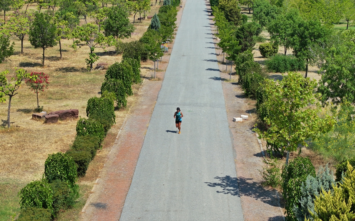 Bak postacı yürüyor