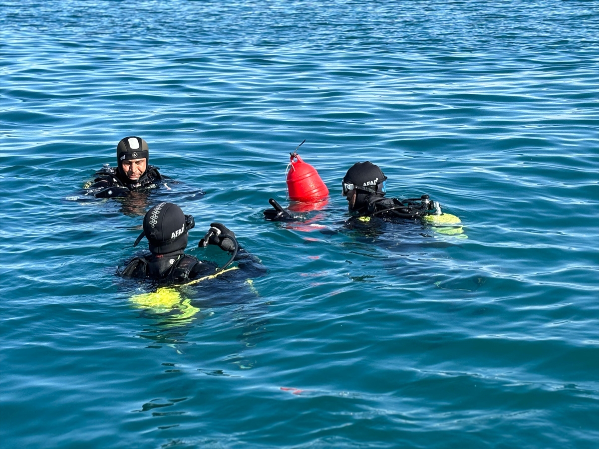 Van Gölü'nde kaybolan genci arama çalışmaları devam ediyor