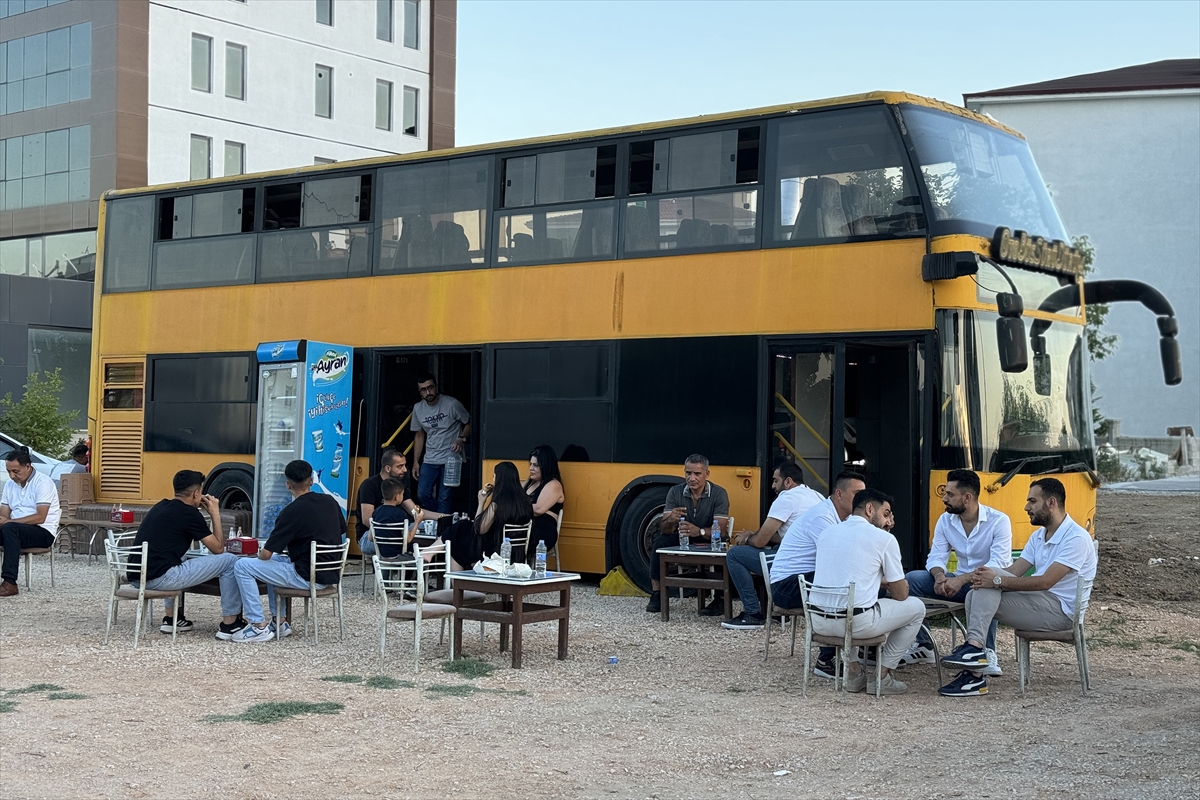 Yıllarca yolcu taşıyan çift katlı halk otobüsü Elazığ'da lezzet durağı oldu