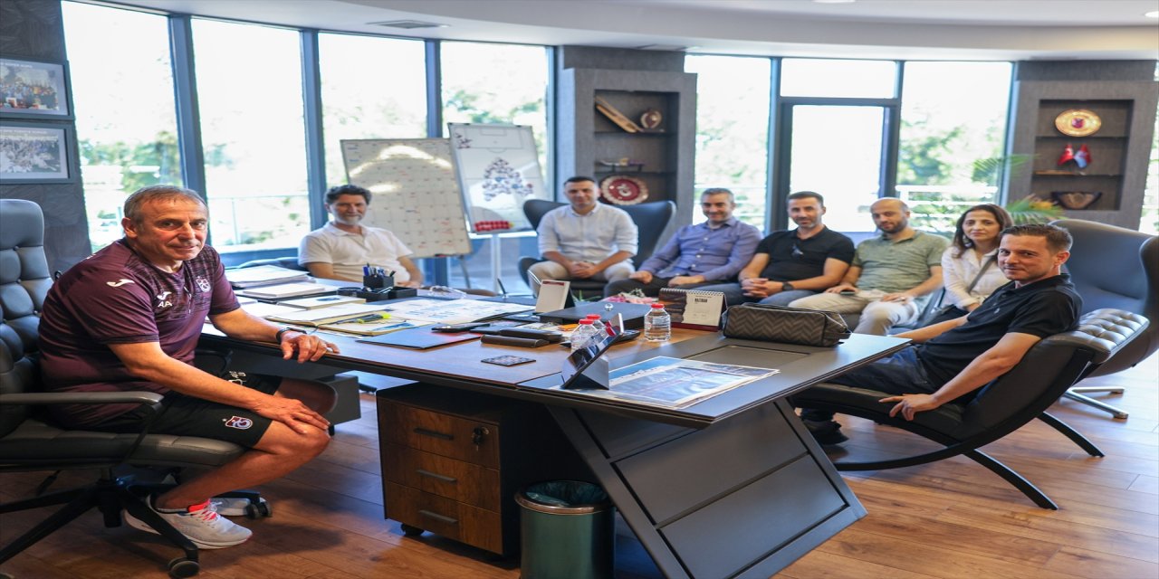 Türkiye Spor Yazarları Derneği (TSYD) Trabzon Şubesi üyeleri, Trabzonspor Teknik Direktörü Abdullah Avcı'yı ziyaret etti.