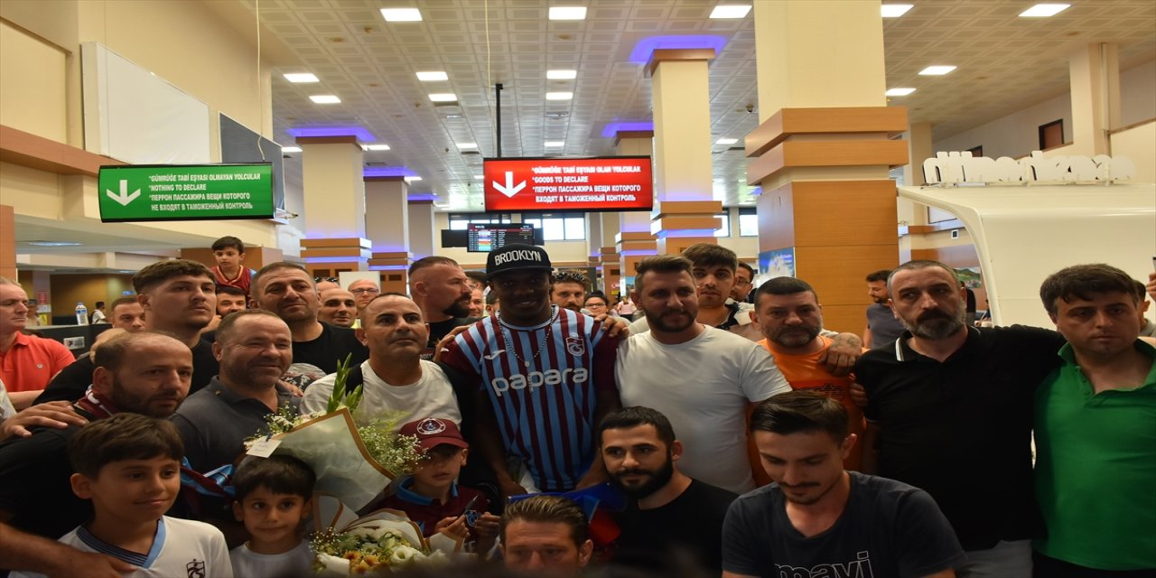 Trabzonspor Kulübünün transfer görüşmelerini sürdürdüğü Nijeryalı futbolcu Anthony Nwakaeme, Trabzon'a geldi.
