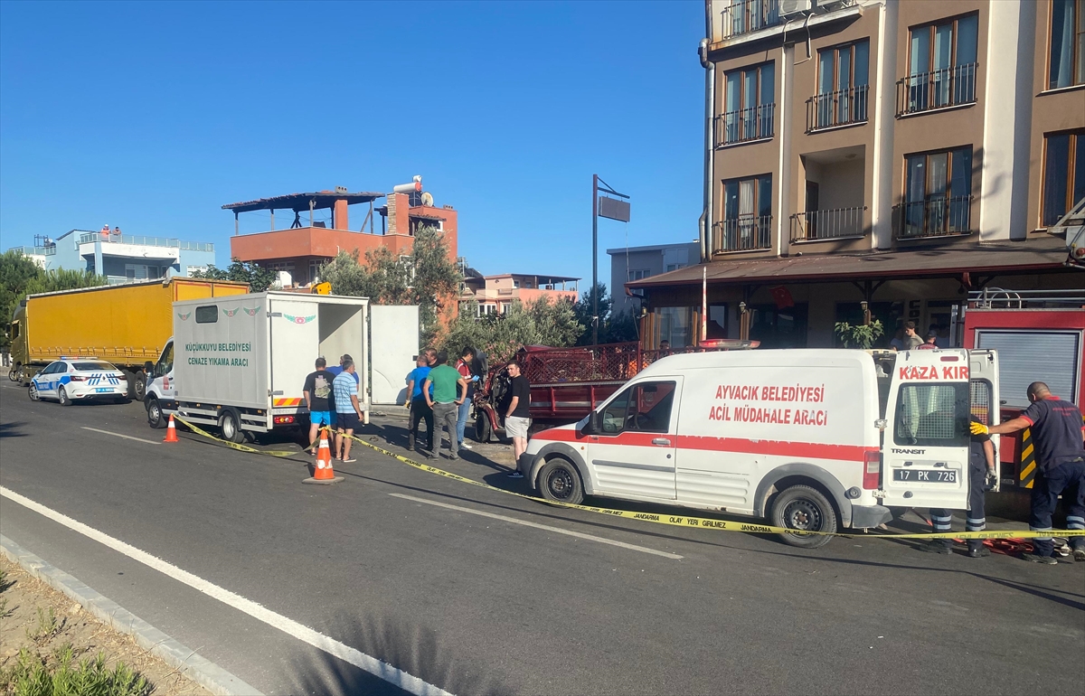 Çanakkale'de otomobile ve park halindeki tıra çarpan kamyonetteki 2 kişi öldü