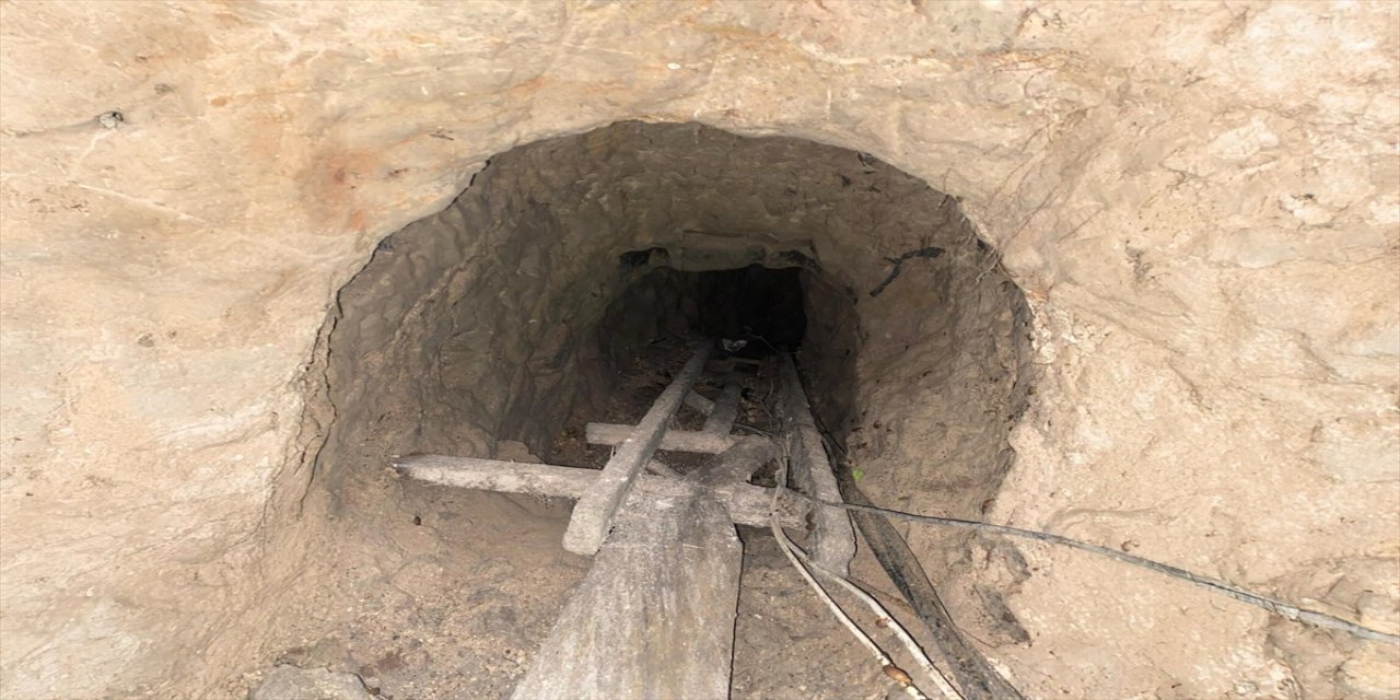 Mersin'in Erdemli ve Mezitli ilçelerinde kaçak kazı yapan 6 şüpheli gözaltına alındı.