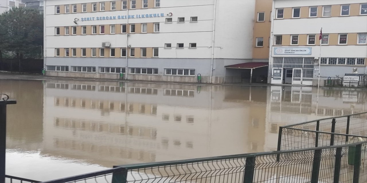 Ordu'nun Fatsa ilçesinde sağanak olumsuzluklara yol açtı.