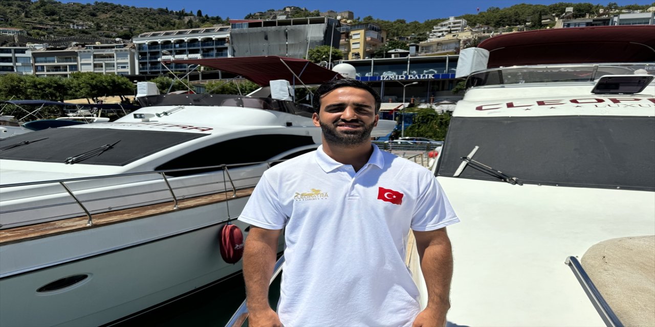 Antalya'nın Alanya ilçesinde sörf yapan tur teknesi sahibinin, yunusla yarışması dronla kaydedildi.