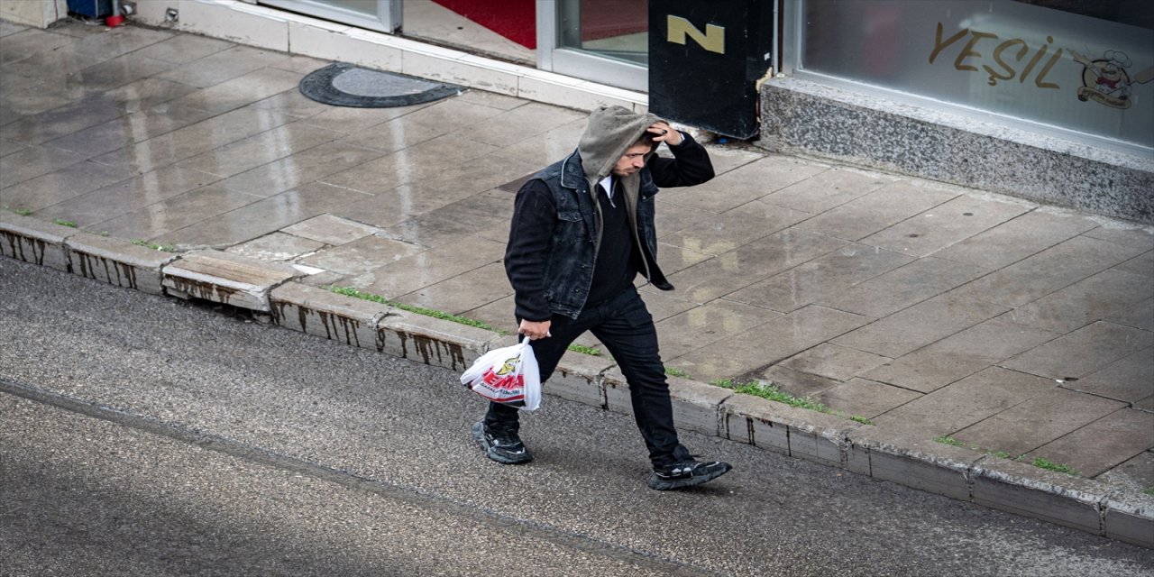 Hava sıcaklığının gündüz 11 dereceye kadar düştüğü Erzurum'da sağanak, hayatı olumsuz etkiledi.