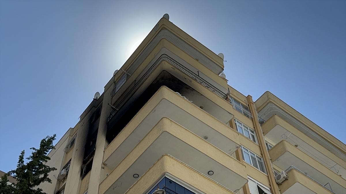 Adana'da apartmanda dairesinde çıkan yangın söndürüldü