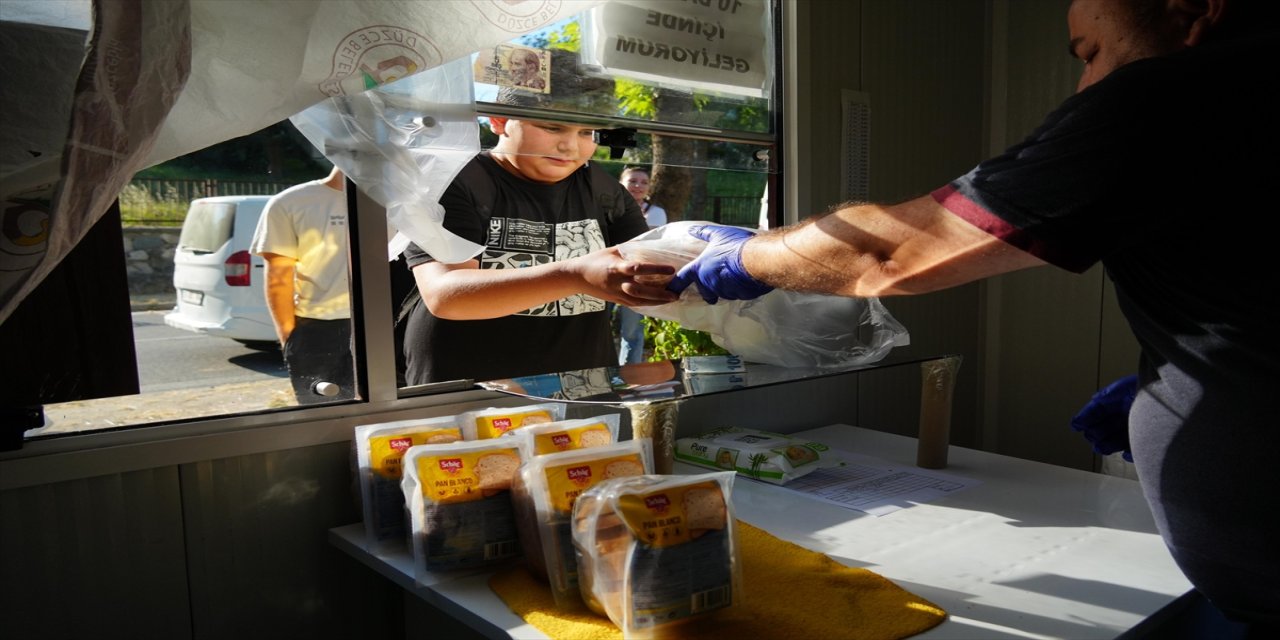 Düzce'de çölyak hastaları için belediye bünyesindeki 9 halk ekmek büfesinde glütensiz ekmek satışına başlandı.