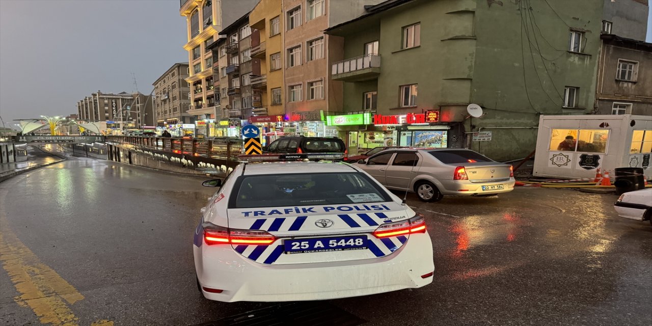 Erzurum'da etkili olan şiddetli sağanak nedeniyle yollar su altında kaldı, bazı evleri su bastı.