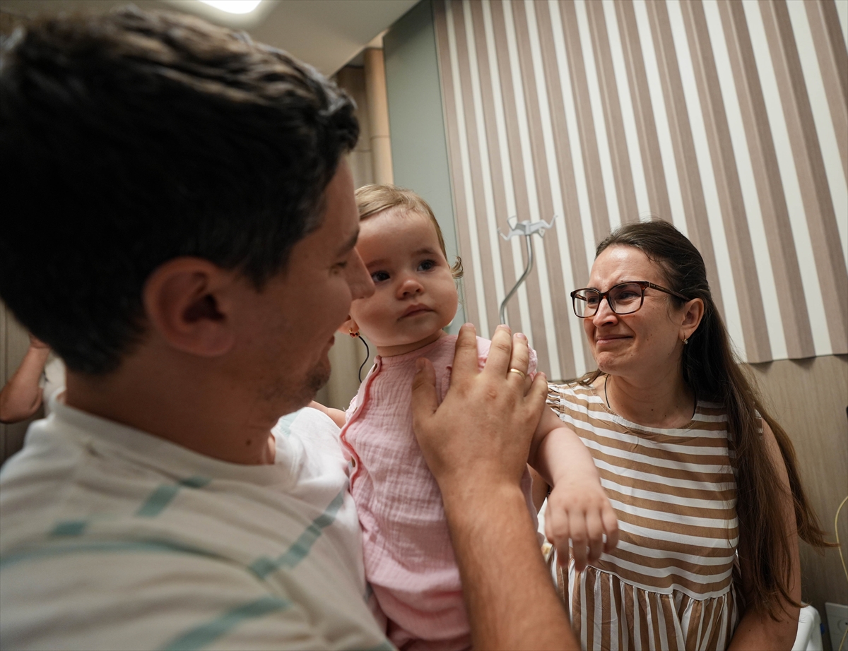 İzmir'de 14 aylık bebek anne ve babasının sesini ilk kez duydu