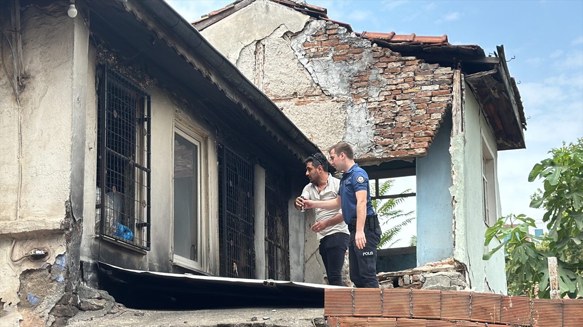 Bursa'da çöp evi temizlemeye gelen ekiplere direnen yaşlı adam polisi bıçakladı