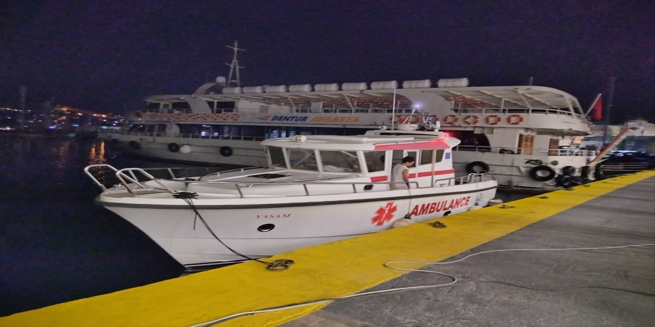 Başına kale direği düşmesi sonucu yaralanan 9 yaşındaki çocuk, deniz ambulansıyla Bodrum'a getirilerek tedavi altına alındı.