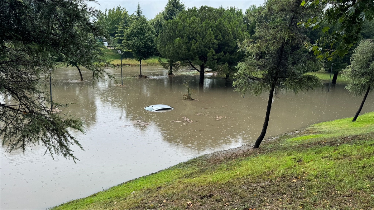 Bursa'da sağanak ve dolu etkili oldu