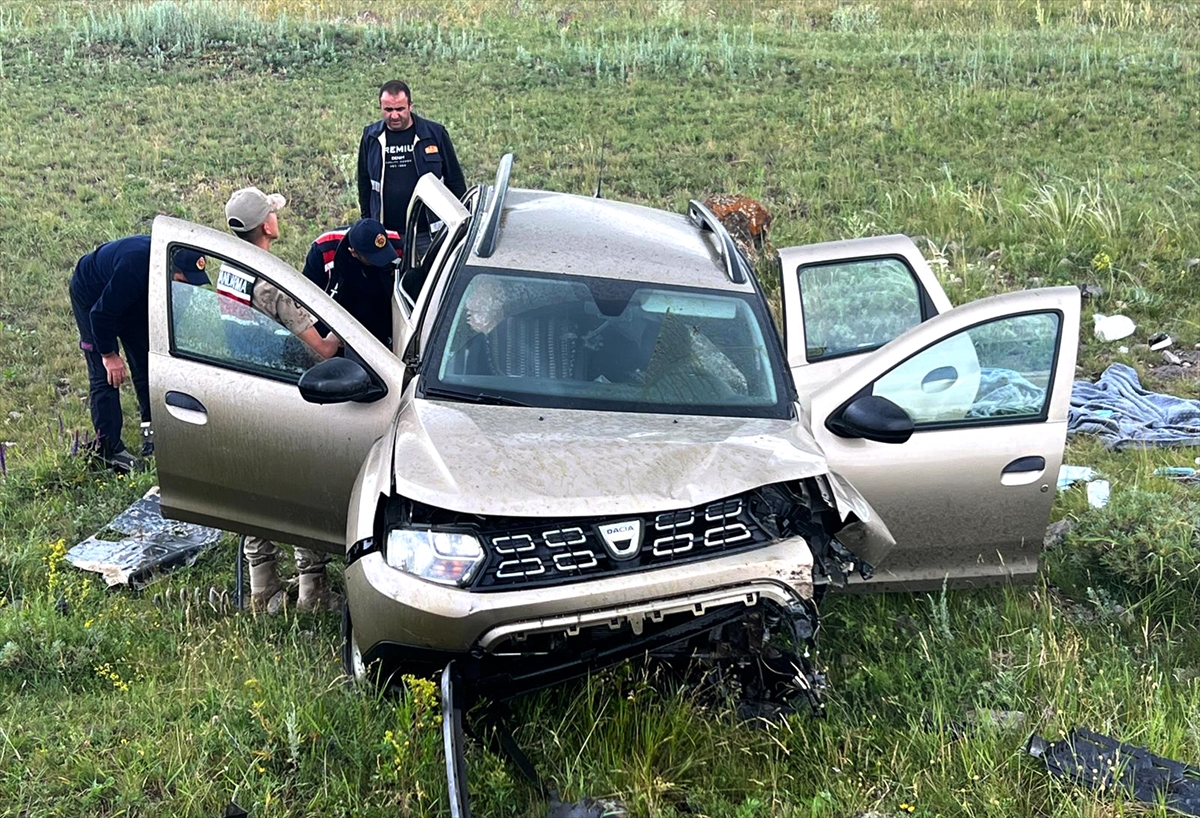 Kars'ta şarampole devrilen otomobildeki 3 kişi yaralandı