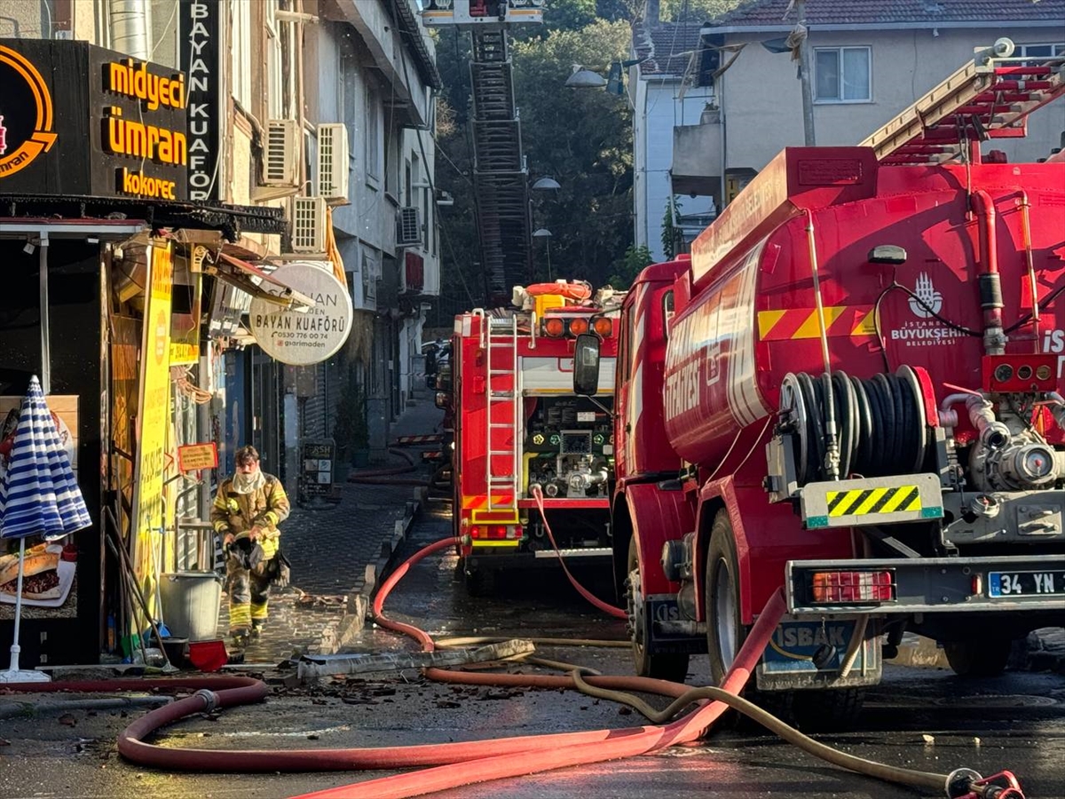Eyüpsultan'da 3 katlı binanın çatısında çıkan yangın söndürüldü