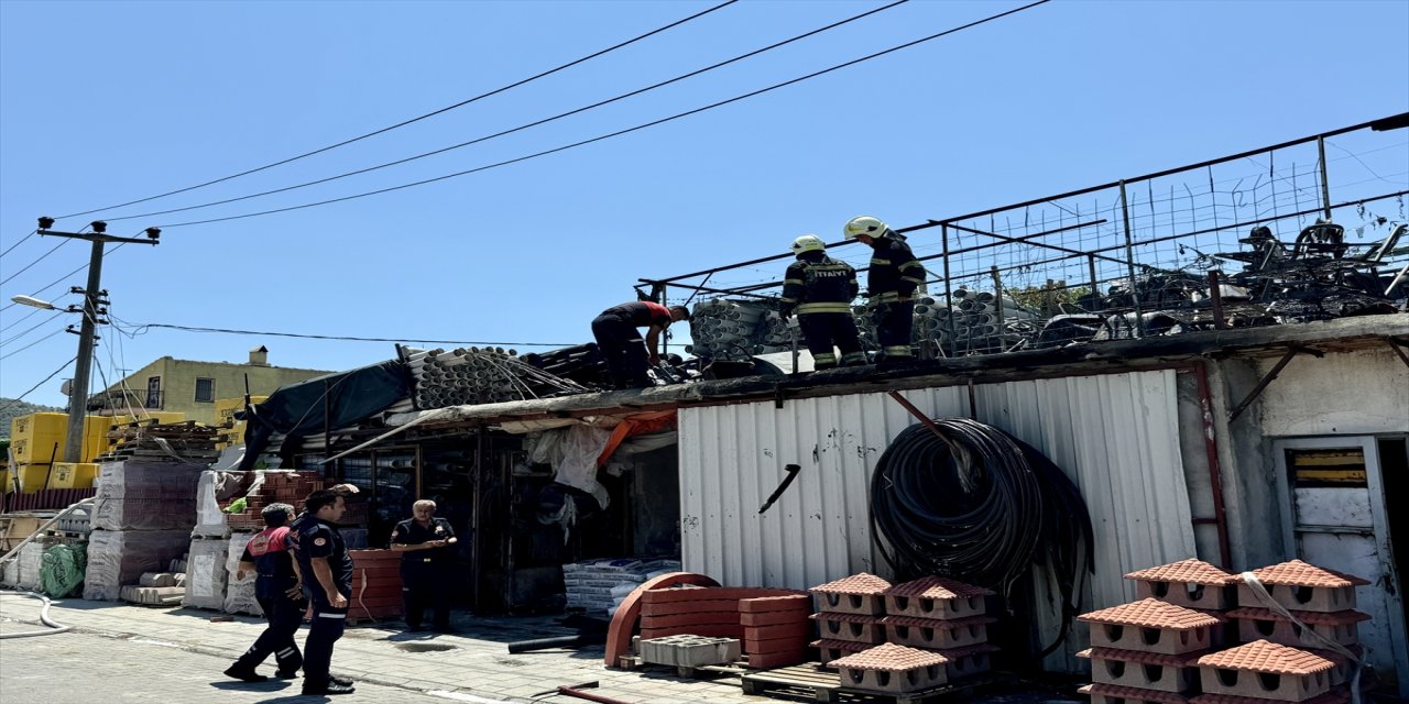 Muğla'nın Fethiye ilçesinde bir iş yerinde çıkan yangın hasara yol açtı.