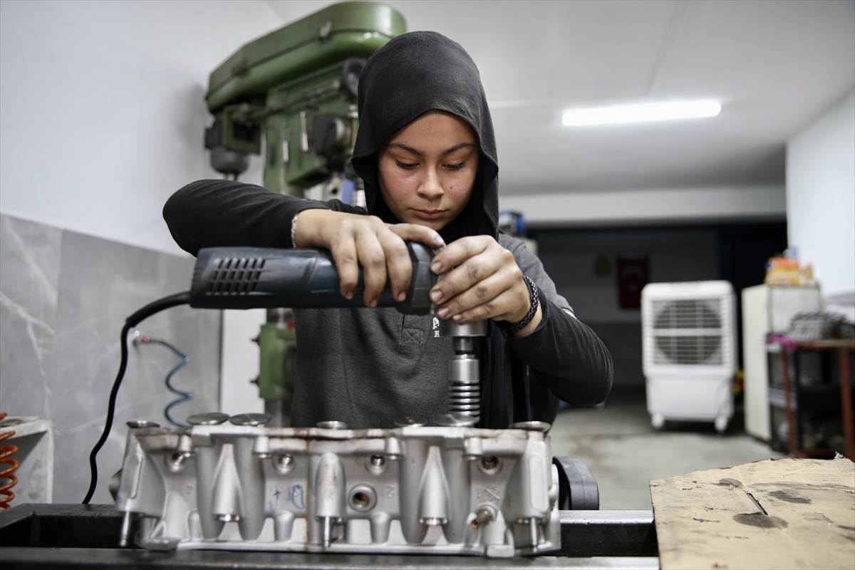 14 yaşındaki Cemre, babasına çıraklık ediyor