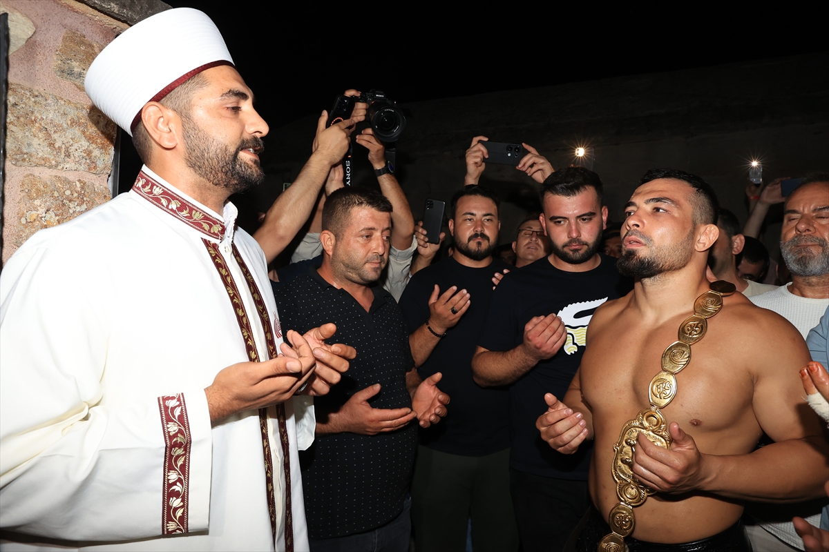 Edirne'de vatandaşları selamlayan Zeybek, "pehlivan hamamı" geleneğini sürdürdü