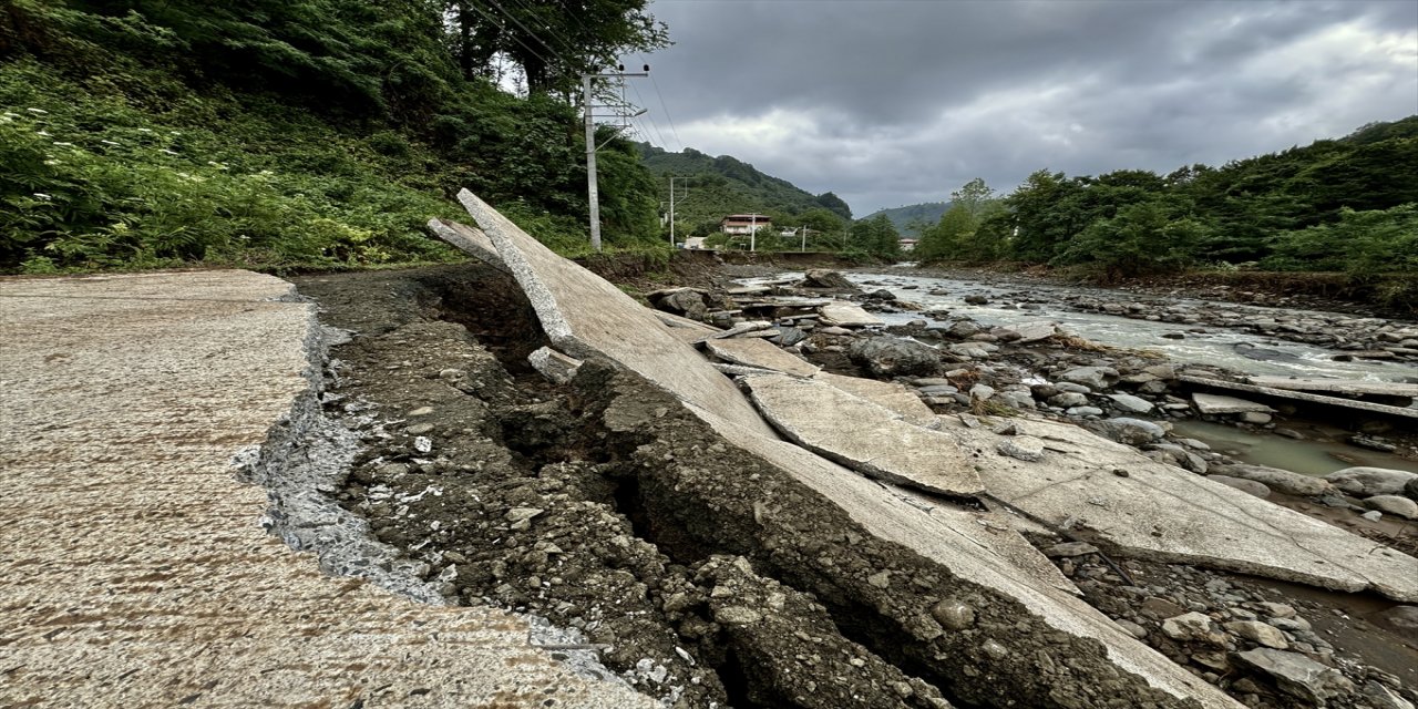 Samsun'un Terme ilçesinde sağanak nedeniyle su baskını yaşanan bölgelerde çalışmalar sürüyor.
