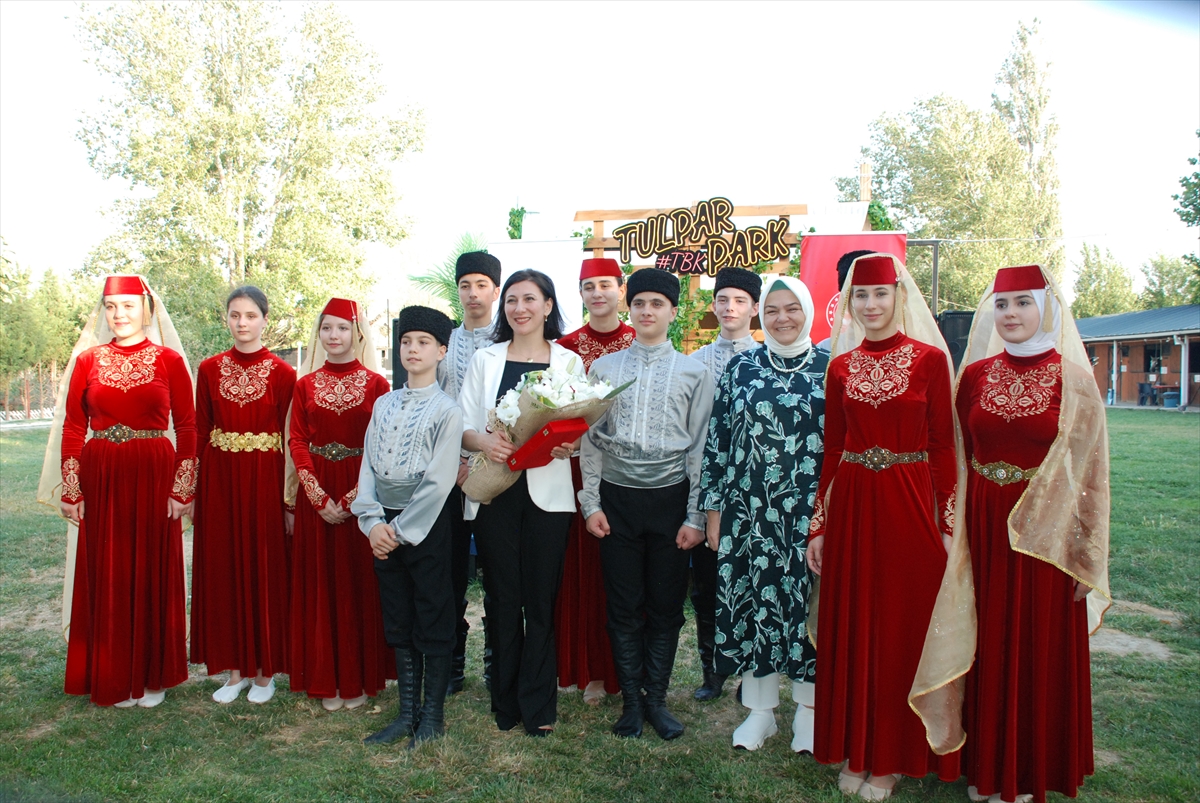 Huzurevi sakinleri ve çocuklar Emine Erdoğan'ın öncülüğünde ağırlanan savaş mağduru çocuklarla buluştu