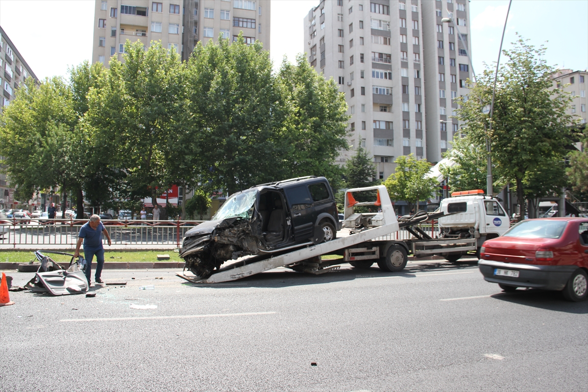 Kayseri'de ciple çarpışan hafif ticari araçtaki 2 kişi yaralandı