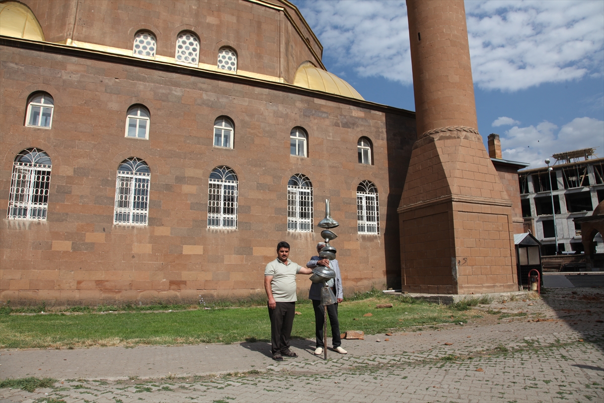 Ahlat'ta yıldırım düşen caminin minaresi zarar gördü, müezzin hafif yaralandı