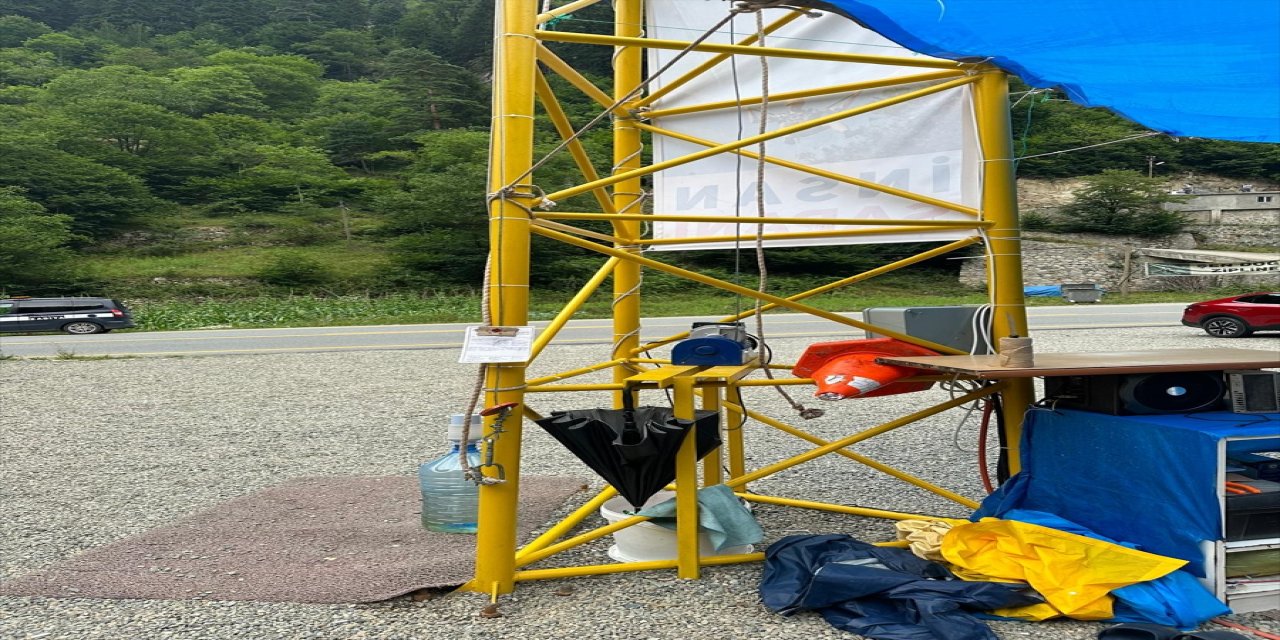 Trabzon'un Çaykara ilçesine bağlı Uzungöl'de, halatı koptuğu için bir kişinin tehlike atlattığı "insan sapanı" mühürlendi.