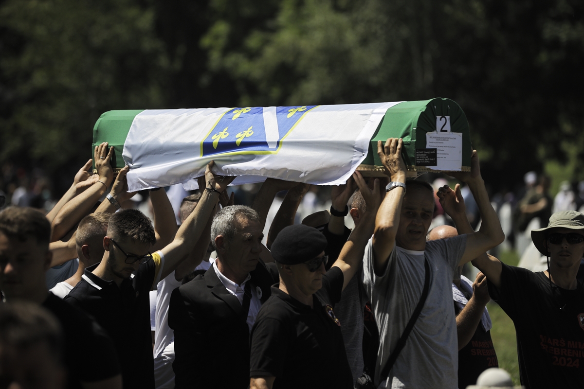 Srebrenitsa Soykırımı'nın 14 kurbanı daha toprağa verildi