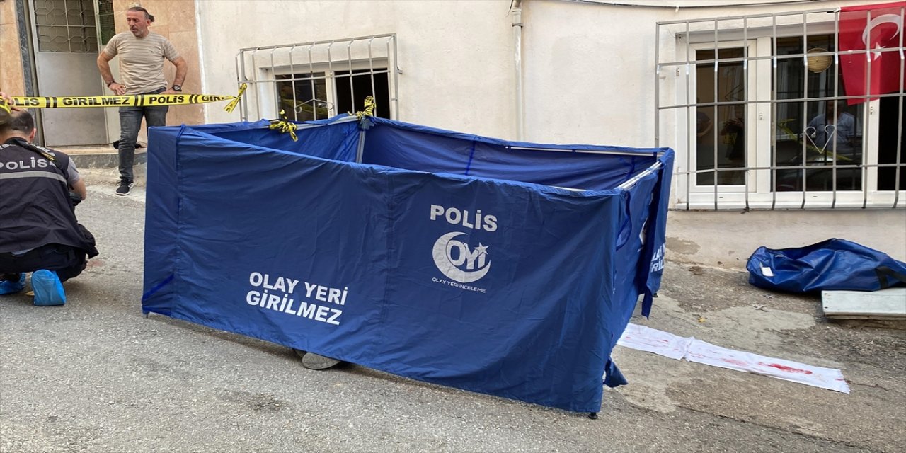 Bursa'nın Yıldırım ilçesinde anten tamiri için çıktığı 5 katlı binanın çatısından düşen kişi hayatını kaybetti.