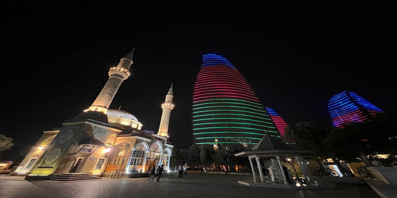 Azerbaycan'ın başkenti Bakü'de, FETÖ'nün hain darbe girişiminde şehit olanlar için anma program yapıldı.