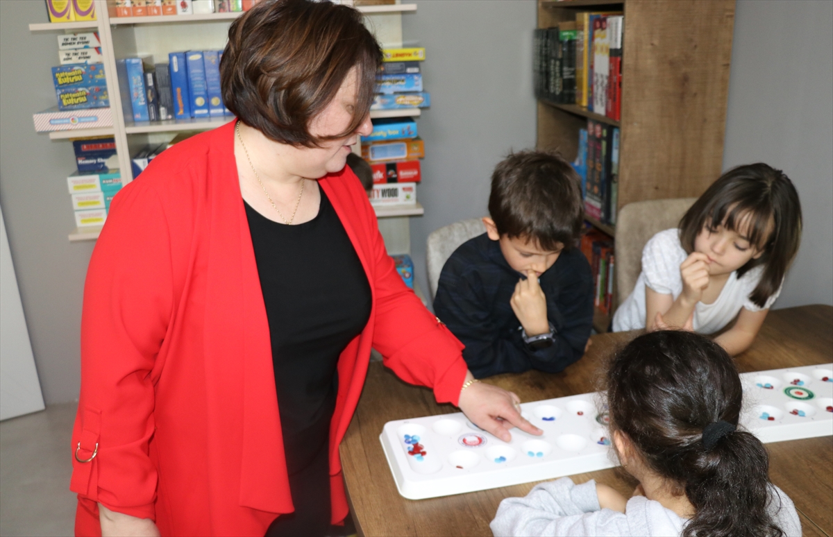 Geleneksel Türk zeka oyunlarını gelecek nesillere aktarmaya çalışıyor