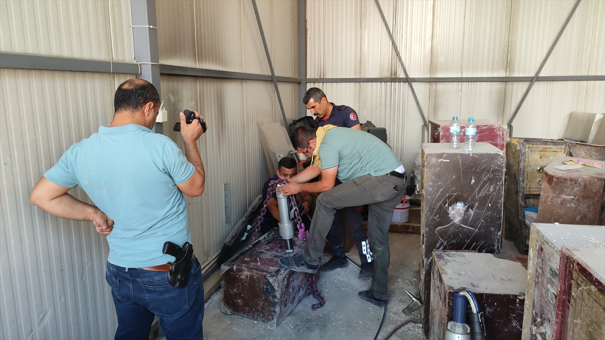 Kahramanmaraş'taki depremlerde enkazdan çıkarılan çelik kasalar açıldı