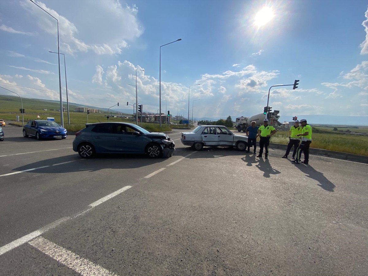 Ardahan'da 2 otomobilin çarpışması sonucu 5 kişi yaralandı