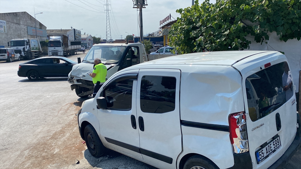 Samsun'daki trafik kazasında sürücü ile 2 yaya yaralandı