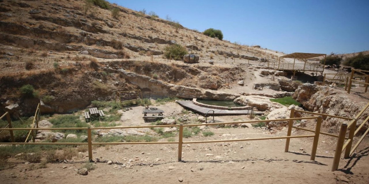 "Yerleşimciler, Filistinlilerin yollarını kesiyor, su kaynaklarına ulaşmasını engelliyor ve hayvanları korkutuyor."