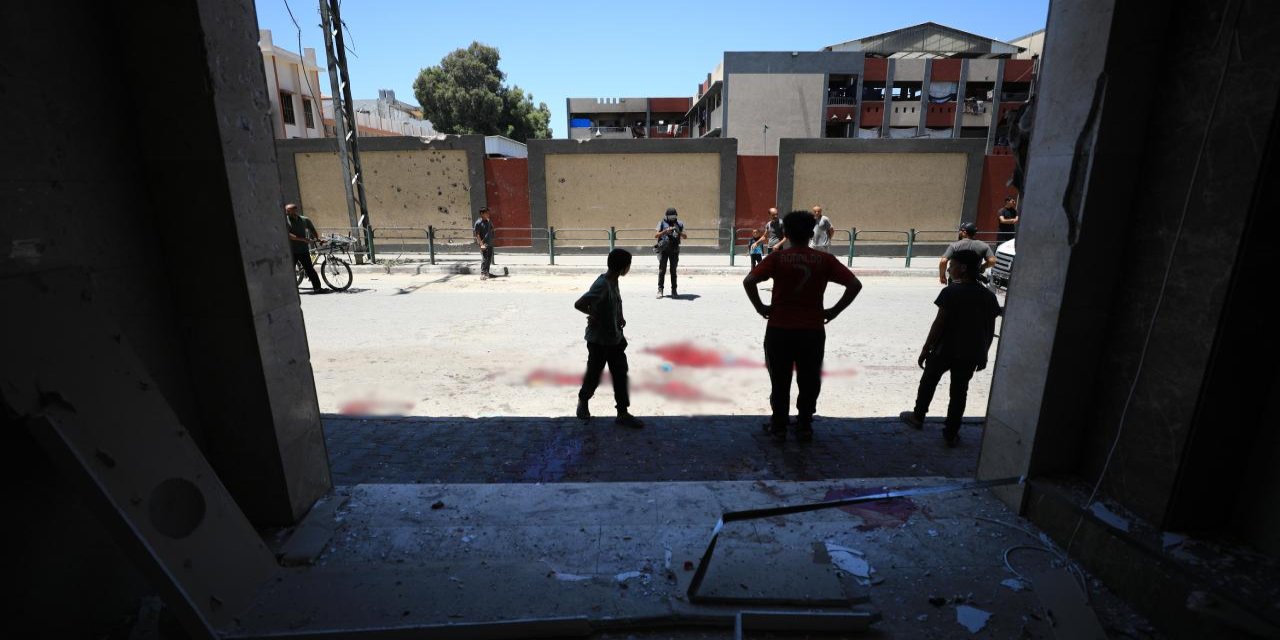 Filistinlilerin sığındığı Kahire Okulu'nun çevresinde toplanan sivilleri hedef aldığı saldırıda 9 kişi hayatını kaybetti.